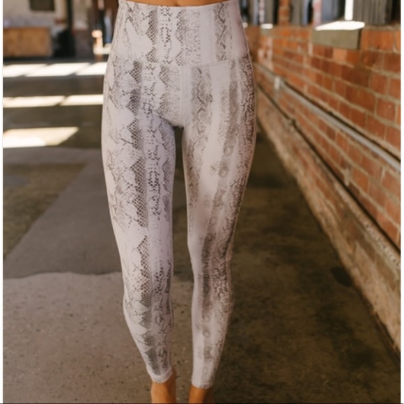 LAST 1❤️Snakeskin Workout Leggings white/gray - Picture 2 of 5